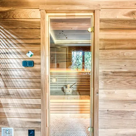 Sauna Bain Nordique Cinema Vue Montange בקתה